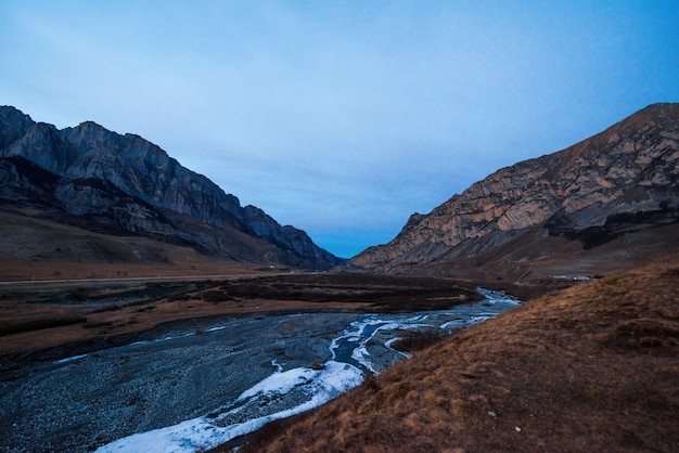 A ossétia do norte é uma área montanhosa no inverno. paisagem de montanha nevada. panorama da paisagem de inverno. área de estância.