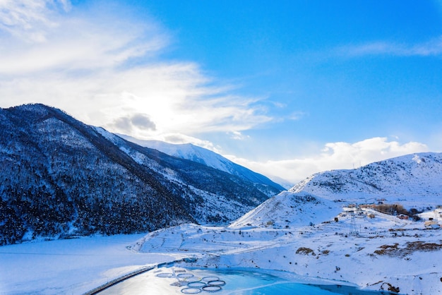 Foto a ossétia do norte é uma área montanhosa no inverno. paisagem de montanha nevada. panorama da paisagem de inverno. área de estância.