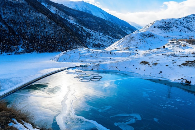 Foto a ossétia do norte é uma área montanhosa no inverno. paisagem de montanha nevada. panorama da paisagem de inverno. área de estância.