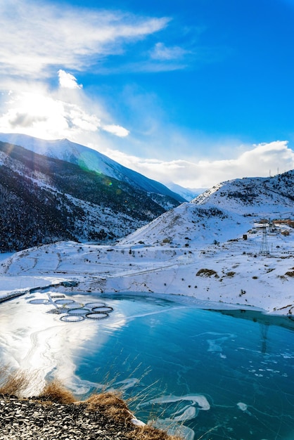 A Ossétia do Norte é uma área montanhosa no inverno. Paisagem de montanha nevada. panorama da paisagem de inverno. área de estância.