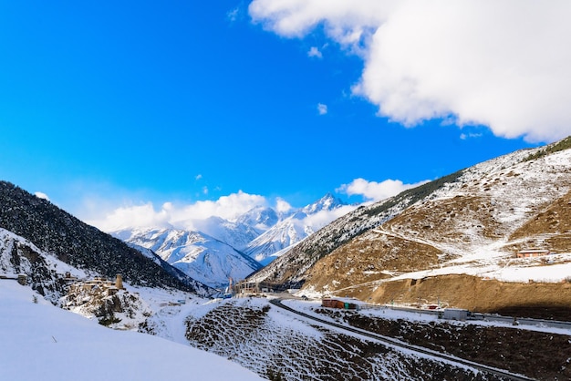 Foto a ossétia do norte é uma área montanhosa no inverno. paisagem de montanha nevada. panorama da paisagem de inverno. área de estância.