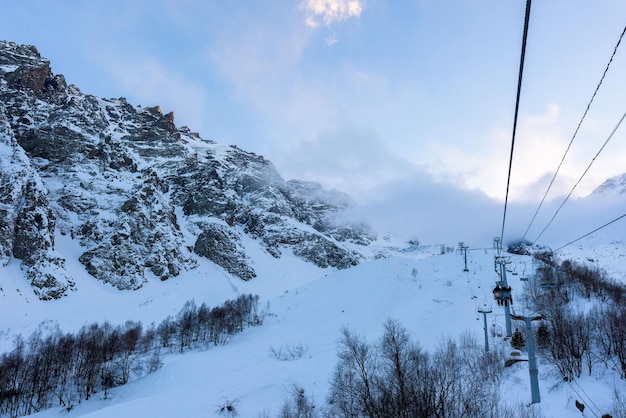 A Ossétia do Norte é uma área montanhosa no inverno. Paisagem de montanha nevada. panorama da paisagem de inverno. área de estância.