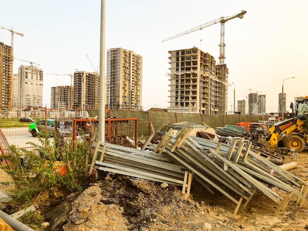 A paisagem da construção abandonou o canteiro de obras desnecessários mentira dos materiais de construção