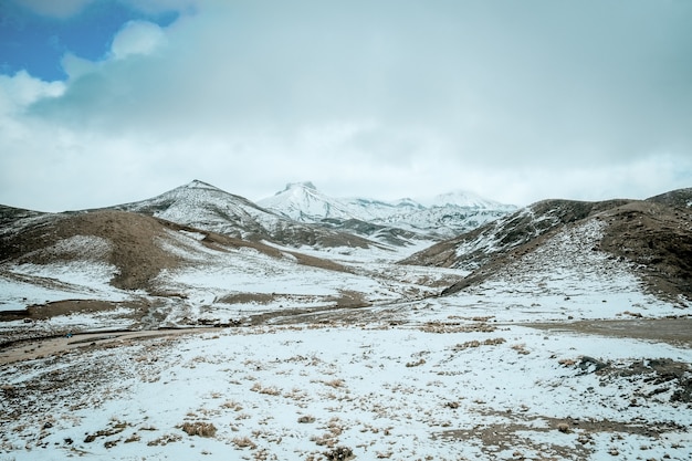 A paisagem da neve tampou montanhas na escala alta do atlas, Marrocos.