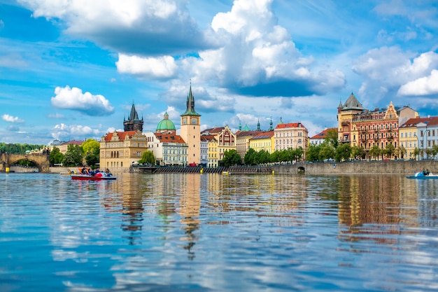 A paisagem da vista da cidade de Praga do Rio Vltava na arquitetura antiga da cidade.
