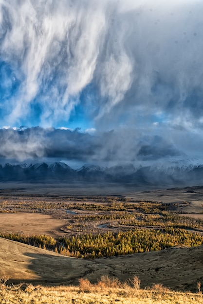 A paisagem das montanhas altai com o cume norte-chuya