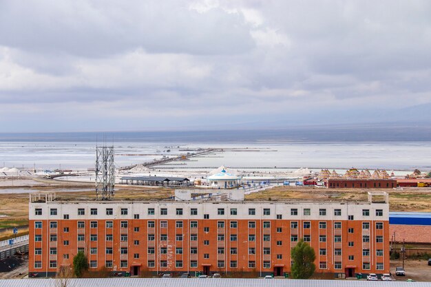 A paisagem de Chaka Salt Lake com céu azul está localizada na província de Qinghai, na China.