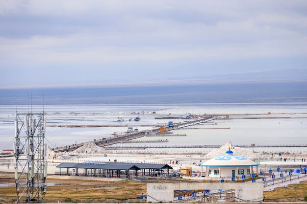 A paisagem de Chaka Salt Lake com céu azul está localizada na província de Qinghai, na China.