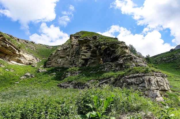 A paisagem do Aktoprak verde passa no Cáucaso a estrada e as montanhas sob nuvens cinzentas KabardinoBalkaria Rússia