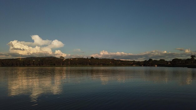 A paisagem do lago no brilho do final da tarde