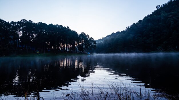 A paisagem do reservatório e a névoa da manhã