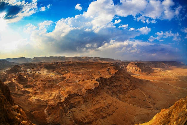 A paisagem dramática, o céu azul escuro acima da montanha Massada, em Israel.