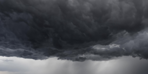 A paisagem é banhada por uma luz fraca e misteriosa sob o manto da tempestade