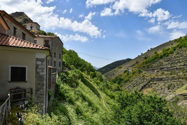 A paisagem em torno de Sasso di Castalda, uma aldeia na Basilicata, Itália