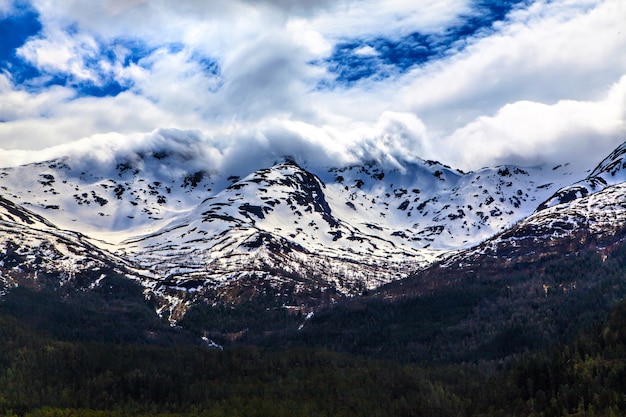 A paisagem norueguesa: montanhas nevadas nas nuvens