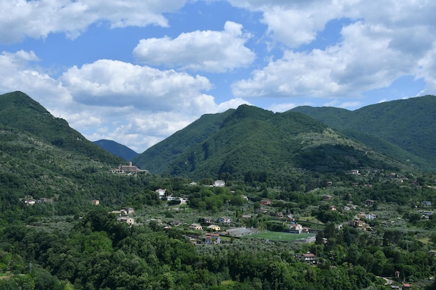 A paisagem que cerca Subiaco, uma vila medieval na região do Lácio, Itália