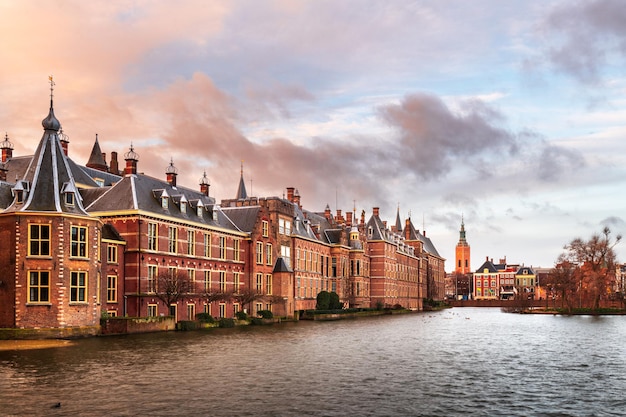 A paisagem urbana de haia holanda ao entardecer