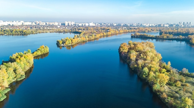 A paisagem urbana de Kiev, os rios Dnieper e Desenka ajardinam a vista aérea do drone, as ilhas do outono e a água