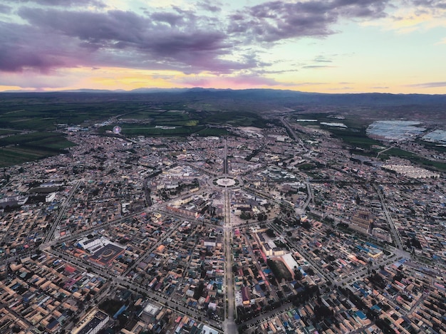 Foto a paisagem urbana dos turcos cidade de bagua na china ao anoitecer filmado em xinjiang china