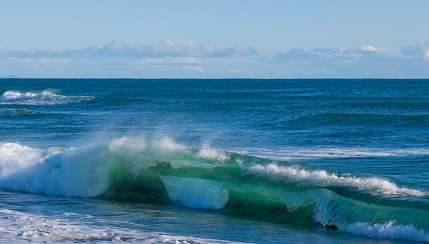 A paisagem verão fundo de praia, com céu ensolarado no mar. Foco seletivo