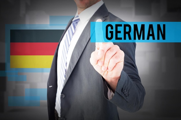 A palavra alemão e empresário apontando com o dedo contra o quarto branco abstrato