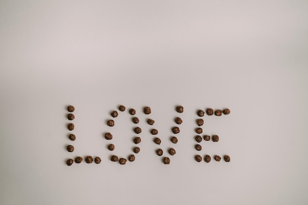 a palavra amor na mesa de bolas de chocolate