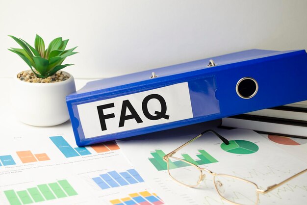 A palavra faq no fichário de negócios azul em uma mesa