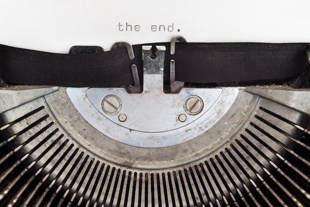 A palavra final digitada em uma máquina de escrever vintage