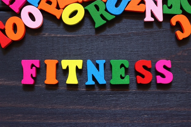 Foto a palavra fitness com letras coloridas