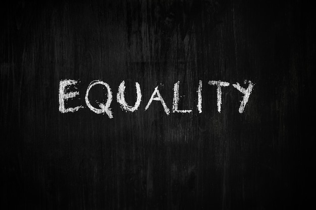 a palavra igualdade em um quadro negro