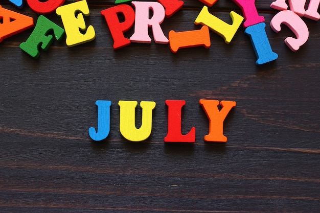 A palavra julho com letras coloridas