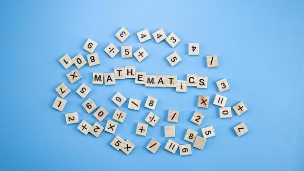 A palavra matemática soletrada com letras de madeira