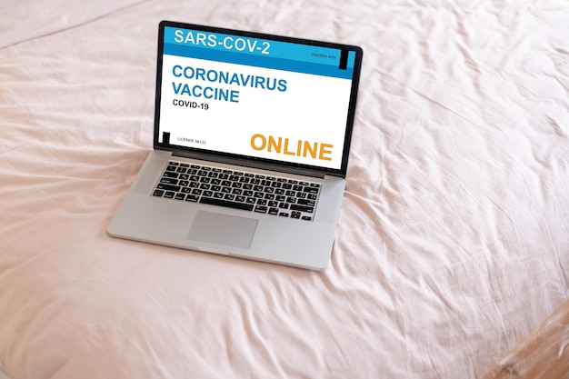 A palavra Vacinação contra o coronavírus na tela de um laptop.