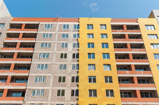 a parede de uma nova casa monolítica em construção parcialmente isolada