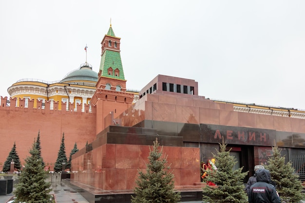 A parede do kremlin é um prédio de tijolos vermelhos com a palavra kremlin.