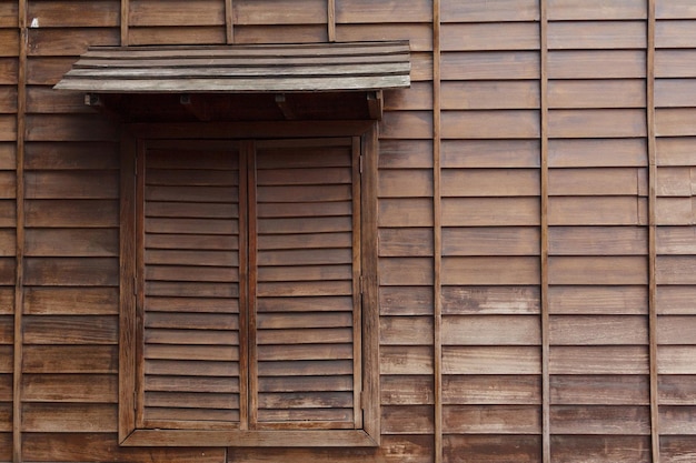 A parede e as janelas antigas são feitas de madeira