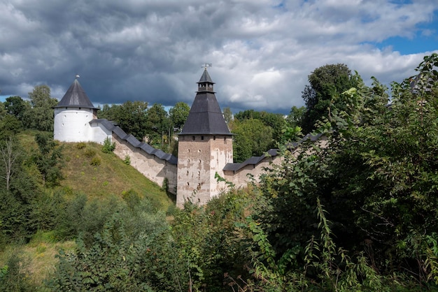 A parede e as torres do Mosteiro da Dormição Sagrada PskovPechersk Pechory Pskov região Rússia