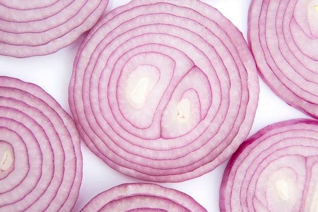 A parte cortada da cebola para a salada