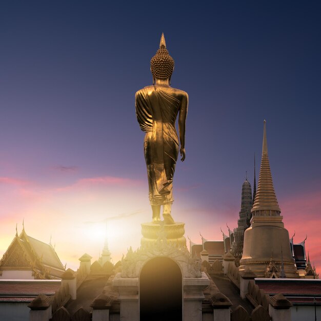 A parte de trás da imagem de Buda e Wat Bon Fa Saeng Thong