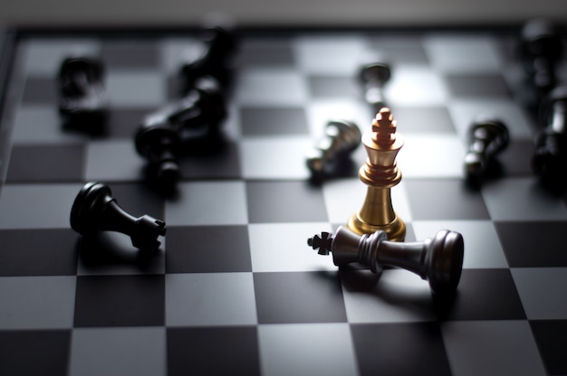Foto a parte de xadrez dourada do rei ganha a xadrez de prata do rei no jogo para o negócio e financeiro.
