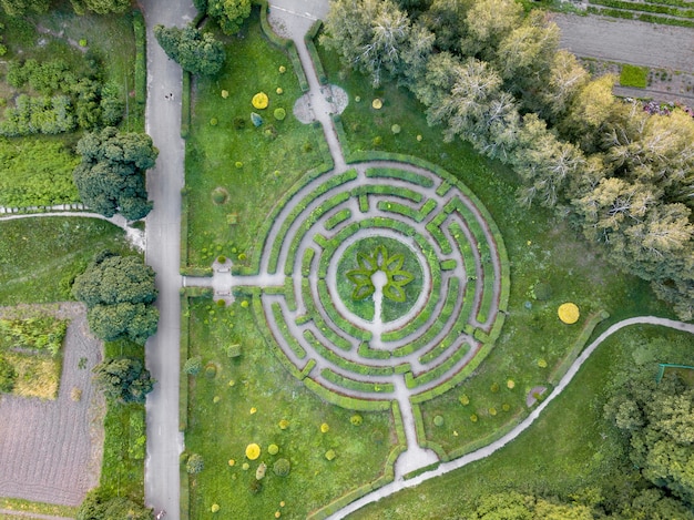 A parte do jardim botânico com forma redonda labirinto. Vista aérea do drone na noite em dia de verão.