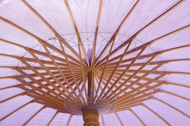 Foto a parte inferior de um guarda-chuva tem um padrão triangular.