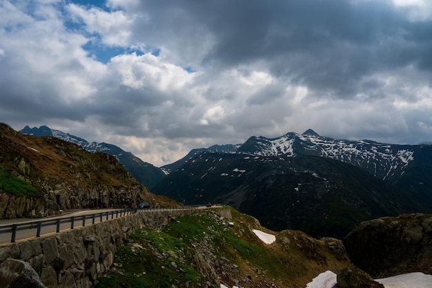 A passagem de montanha Grimselpass atravessa uma paisagem montanhosa árida e acidentada. Suíça.