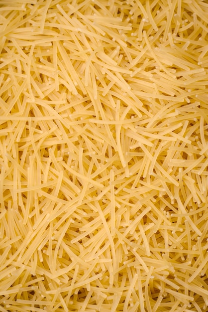 A pasta fina de vermicelli é de cor amarela quando crua