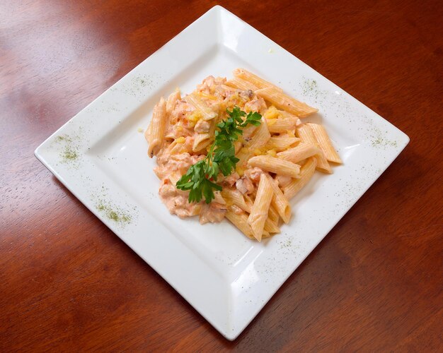 Foto a pasta italiana num prato.