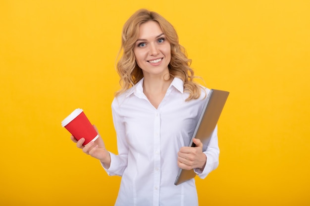 A pausa para o chá é boa para a produtividade O profissional de TI faz uma pausa para o chá Mulher feliz segurando o copo de papel