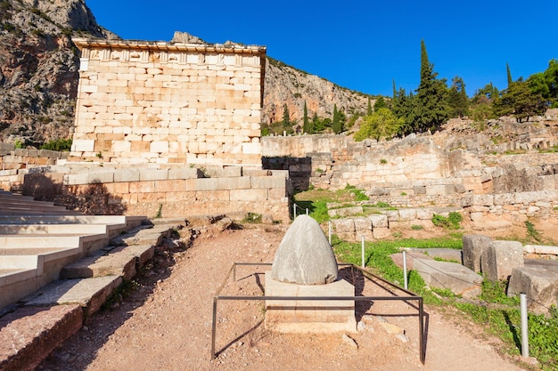 A pedra sagrada de onfalo, umbigo do mundo, ou seja, o centro do mundo em delfos. delphi era um importante santuário religioso da grécia antiga, sagrado para o deus apolo.
