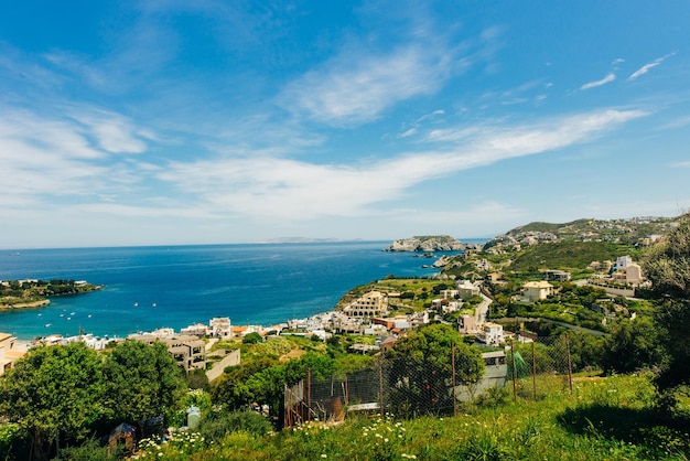 A pequena aldeia com praias únicas e famosa estância de Agia Pelagia Heraklion Creta Grécia