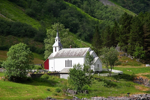 A pequena aldeia em Sognefjord Noruega