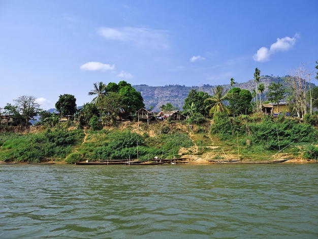 A pequena aldeia no rio Mekong Laos